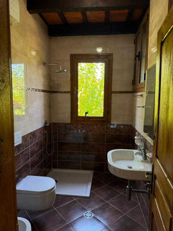 FOR SALE 3-STORY VILLA NDROQ 77,000,000 LEKE  FH-93591