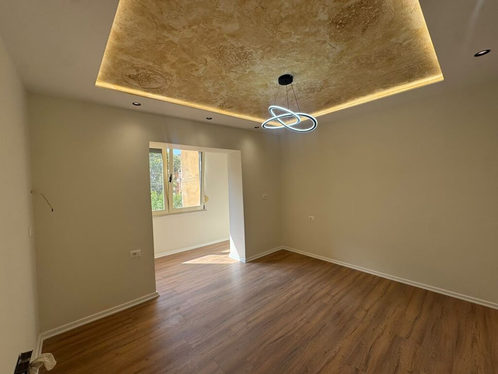 Shitet apartament 1+1 tek Brraka , Rruga Mine Peza , ish Stacioni i Trenit , Bulevardi Zogu i pare .