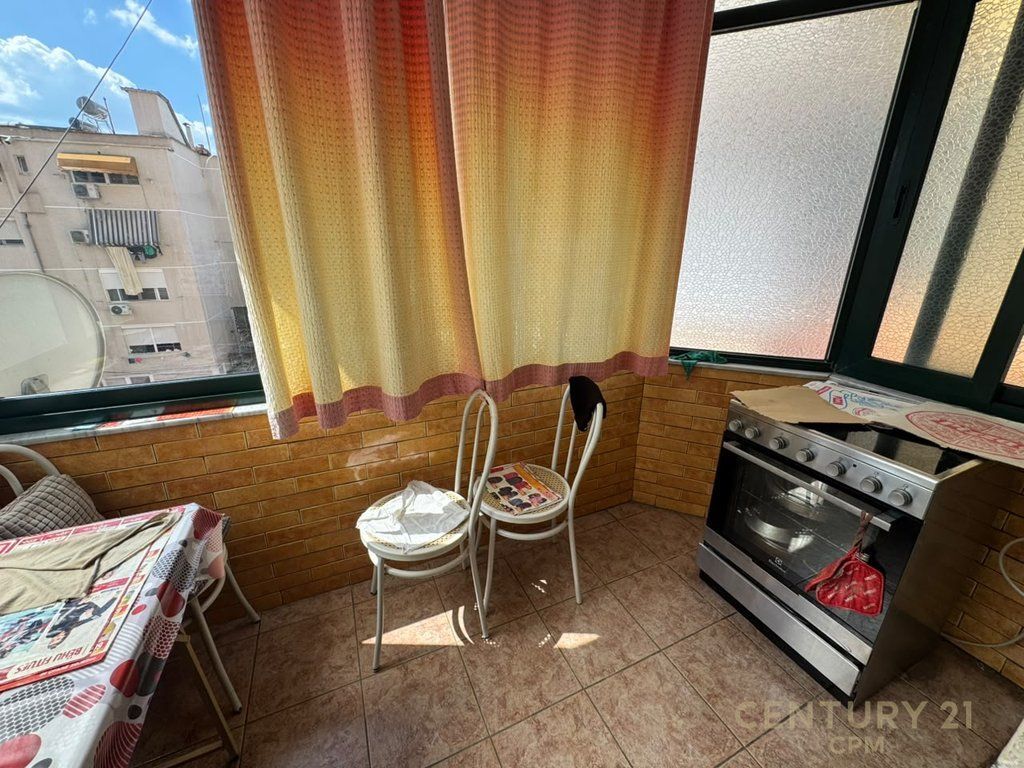 Apartment 2+1 for sale at the 21 Dhjetori intersection!