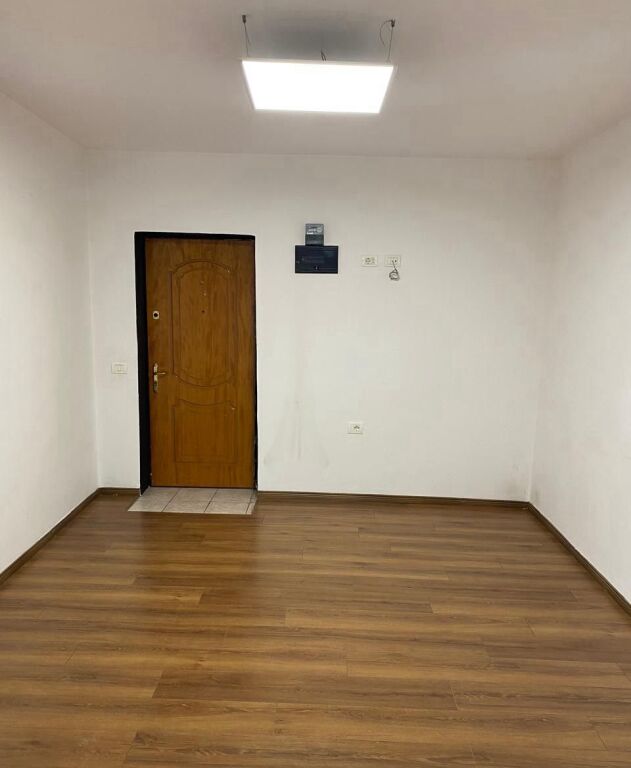 Qera | Ambjent Biznesi | Rruga Myslym Shyri | 450 €/muaj