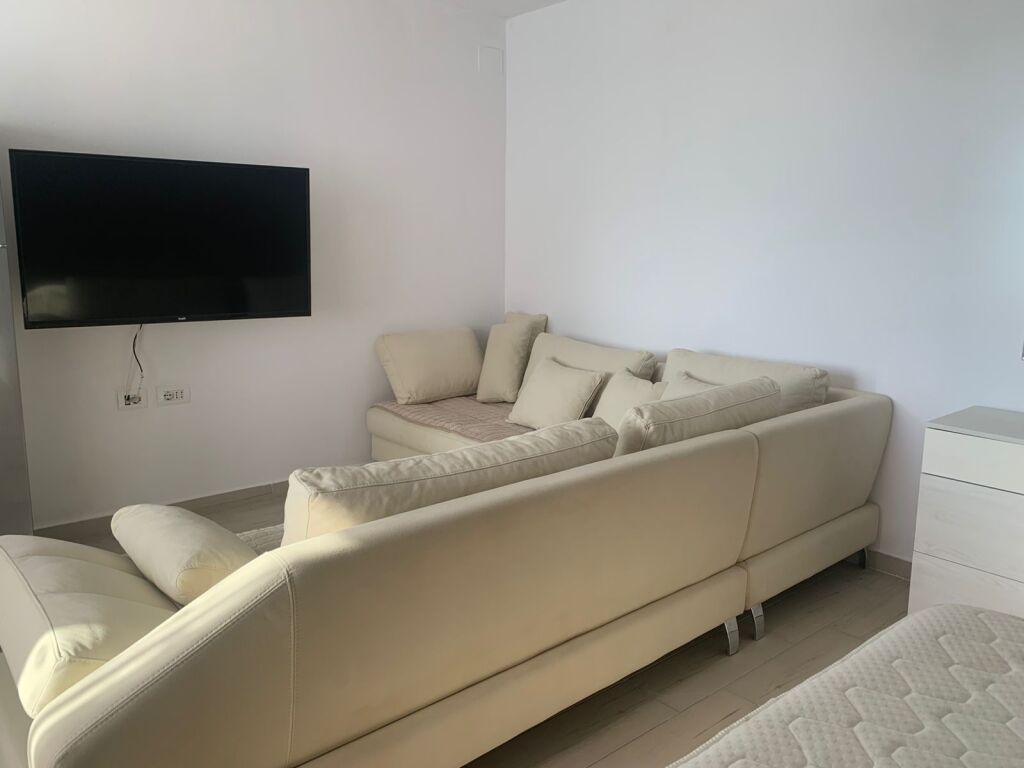 A pochi minuti dall'incrocio della Strada 5 Maji, si affitta monolocale di 50m2, arredato, 40.000 Leke