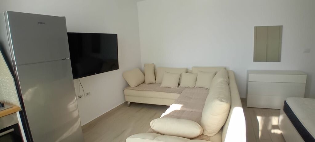 A pochi minuti dall'incrocio della Strada 5 Maji, si affitta monolocale di 50m2, arredato, 40.000 Leke