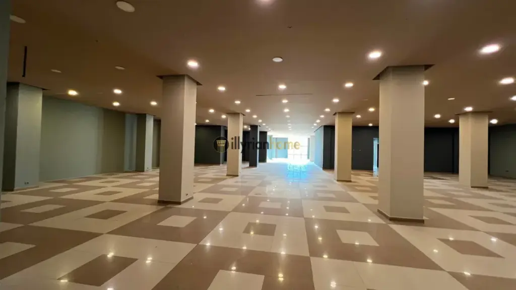 LOCALE COMMERCIALE IN AFFITTO – VICINO A STELA RESORT