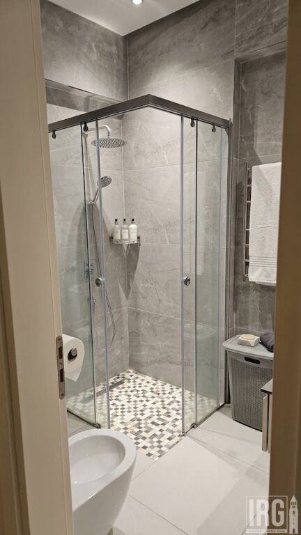 Jepet apartament 1+1+Post Parkimi me qira ne Sarande , Rruga Butrinti , 30 metra nga deti .