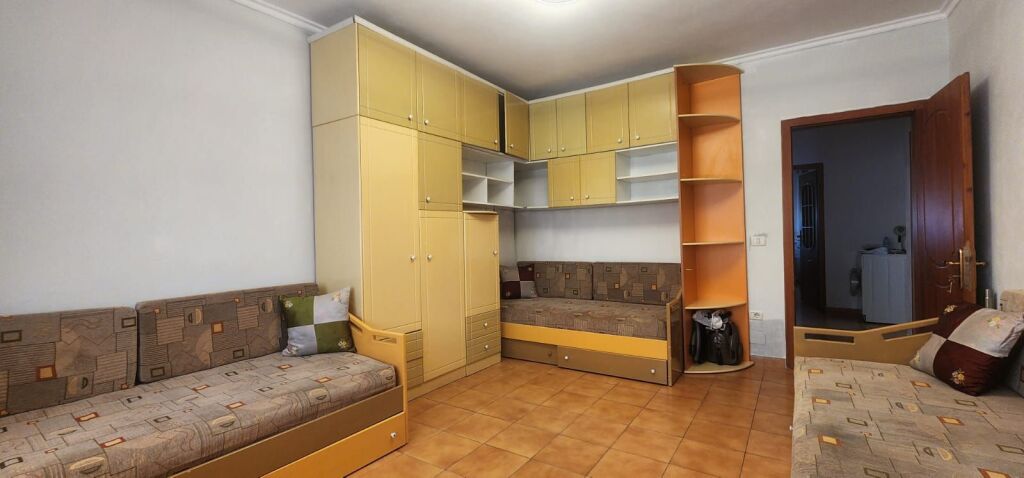 Apartament 2+1 me qira – Rruga Zonja Çurre, prane Shkolles se Baletit, Tiranë