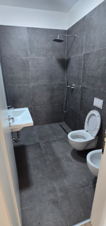 JEPET ME QIRA AMBIENT ZYRE 110 m² | Rr KAVAJËS  (RRUGA MIHAL DURI)