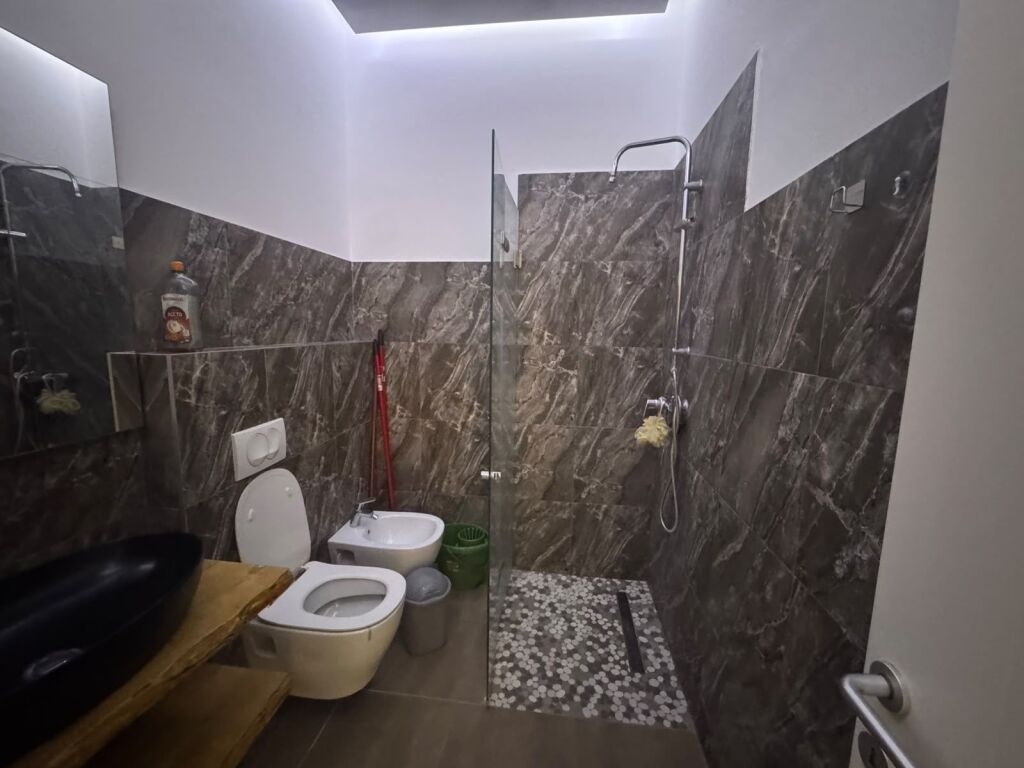 Jepet me qira apartament 1+1+parkim tek Kompleksi Delijorgji, Rruga e Kavajës