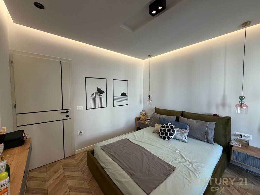 Apartament 2+1 në shitje tek Komuna e Parisit 280,000 €
