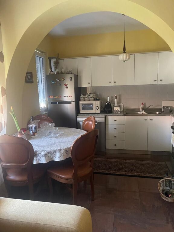 Jepet me qira apartament 2+1 në qendër të Tiranës