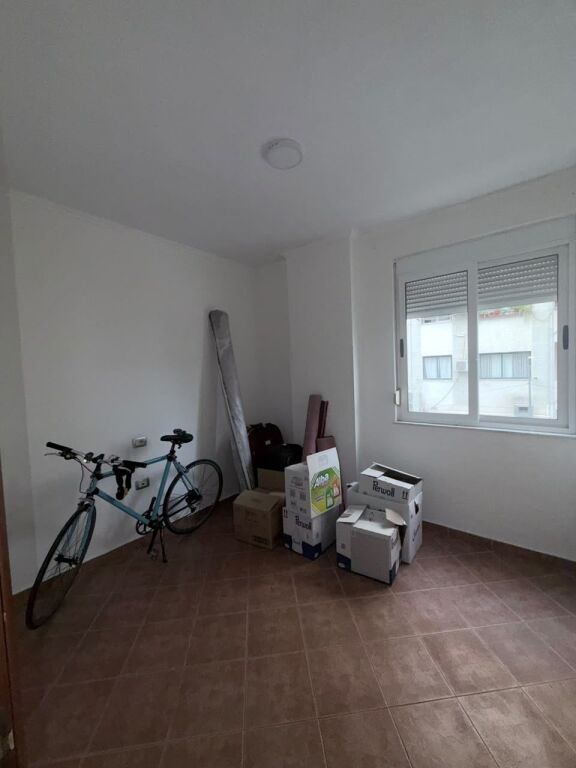 Shitet apartament 4+1 tek Pallatet Cabej