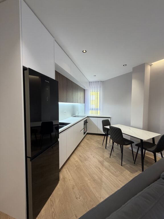 Apartment 1+1 I sapo mobiluar ne qender te selvia