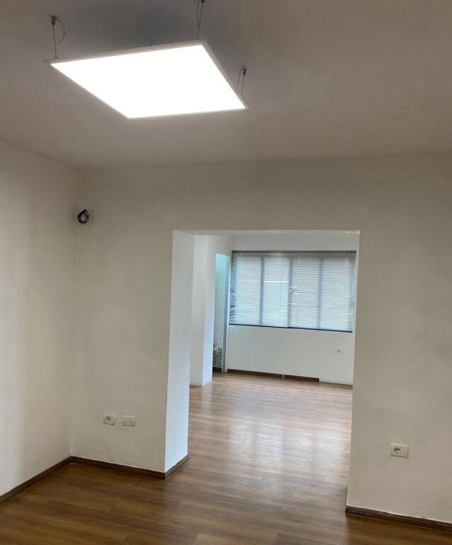 Qera | Ambjent Biznesi | Rruga Myslym Shyri | 450 €/muaj