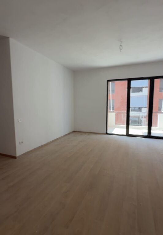 Appartamento 2+1 in affitto presso Kompleksi Delijorgji, Rruga e Kavajes! Anche per ufficio! 900 euro!