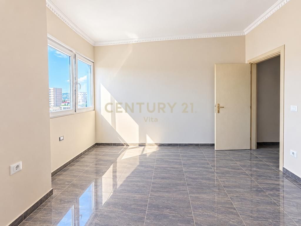 APARTAMENT 2+1+2 TUALETE + BALLKONE ME PAMJE TE LIRE ORJENTIM JUG-LINDJE-PERENDIM GJITH KOHES DRITE ,TEK STADIUMI !!