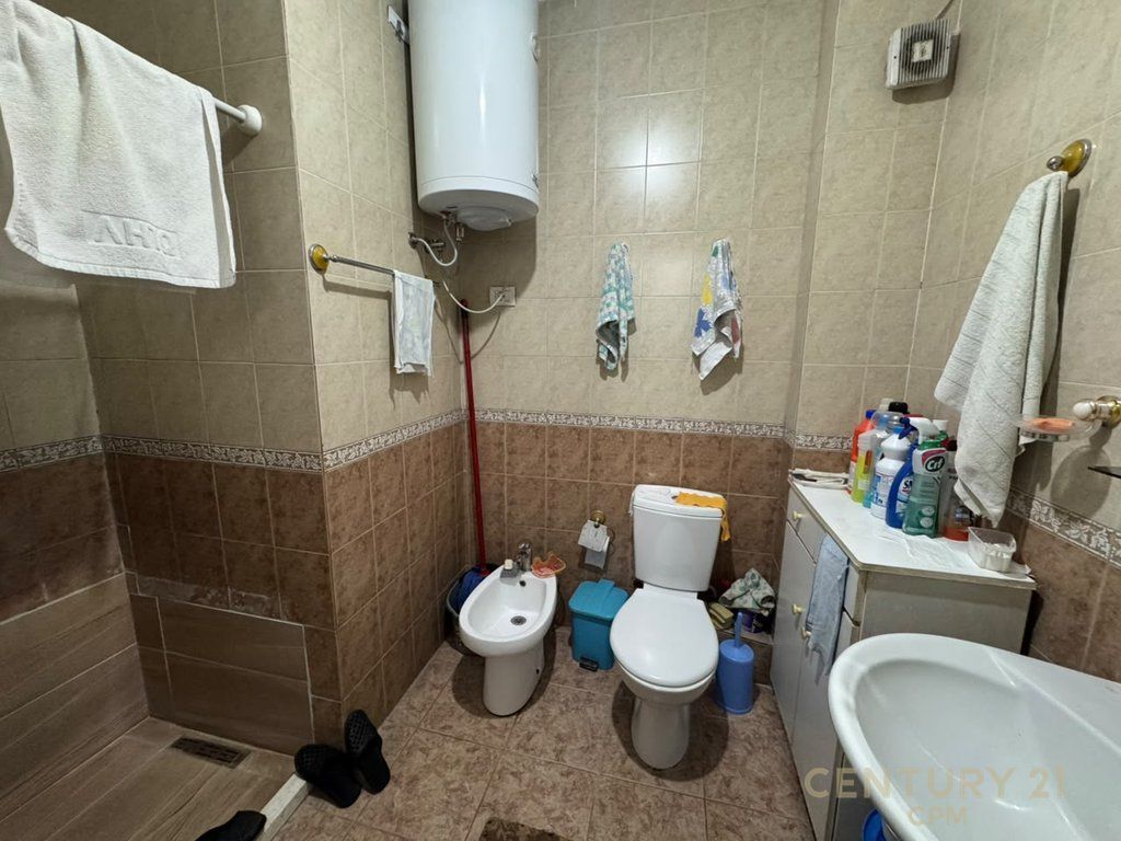 Apartment 2+1 for sale at the 21 Dhjetori intersection!