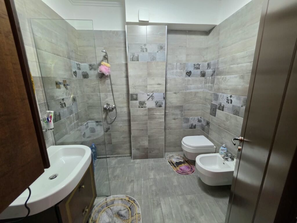 🏡 Apartament 1+1+Parkimi 📍 Pranë kopshtit Zoologjik   🏢 Kati 3 (me ashensor)  📐 Sipërfaqe: 75m² 🚗 Post parkimi i përfshirë  💰 Çmimi: 60.000 Lekë/Muaj