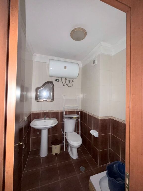 Shitet apartament 4+1 tek Pallatet Cabej