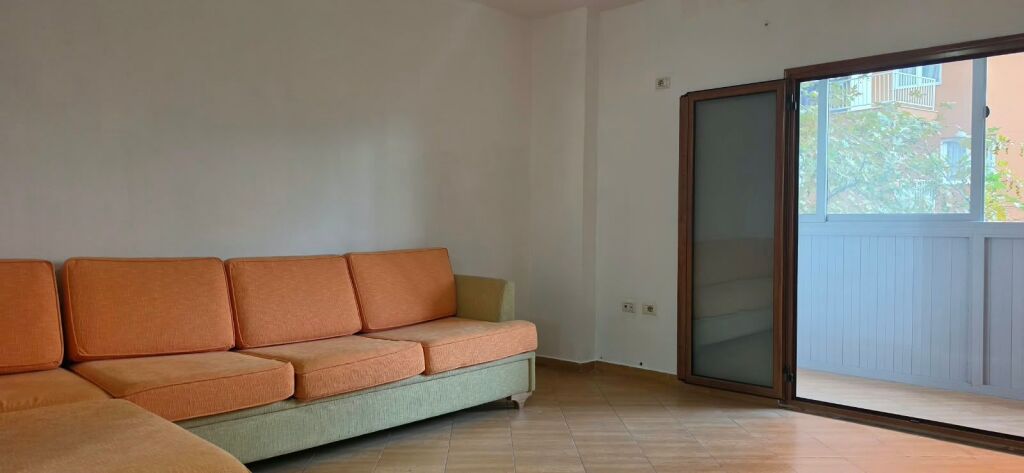 Shitet apartament 1+1 tek Rruga 5 Maji , Concord Center .