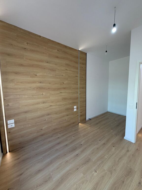 Apartament 1+1 me qera tek Kadiu, 40 000 lekë, pa mobilim