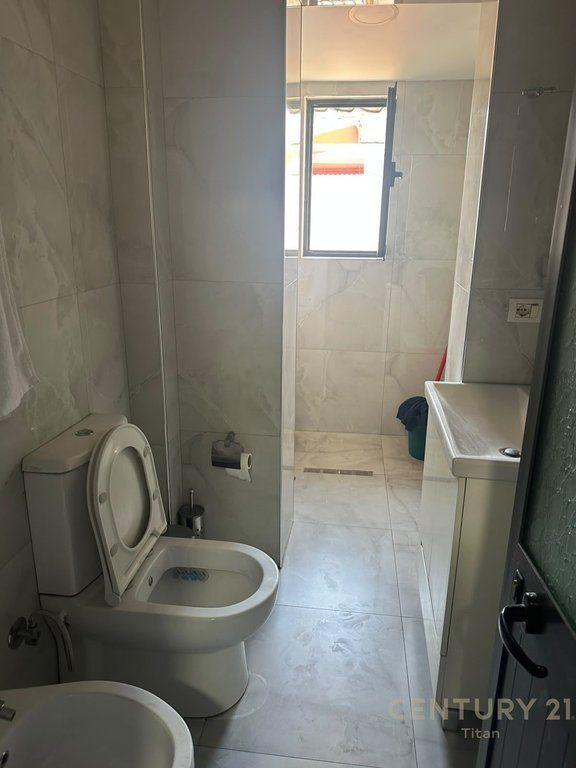Shitet Apartament 2+1+2 ballkone te 21 Dhjetori 170,000 €