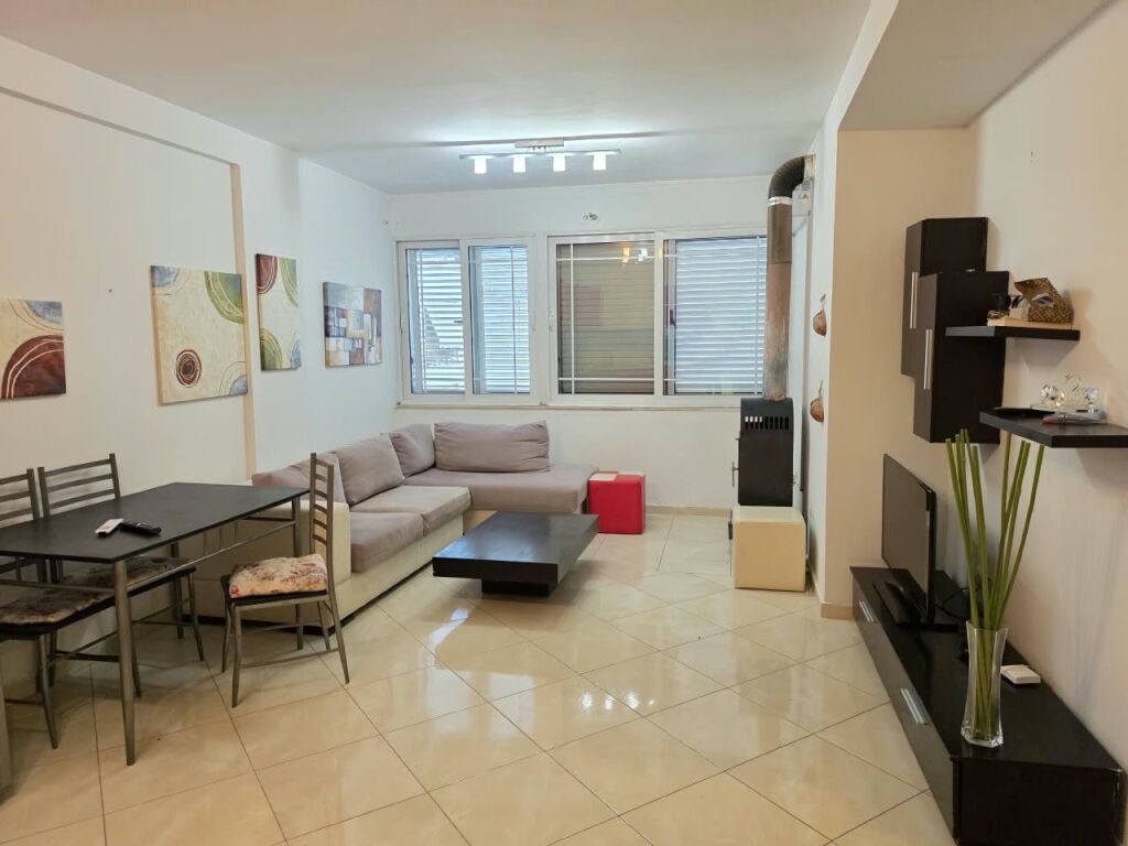 📣 QERA 🏡 Apartament 2+1  📍Pranë Grand Gallery, Yzberisht      💶 Çmimi: 450 mijë lekë  