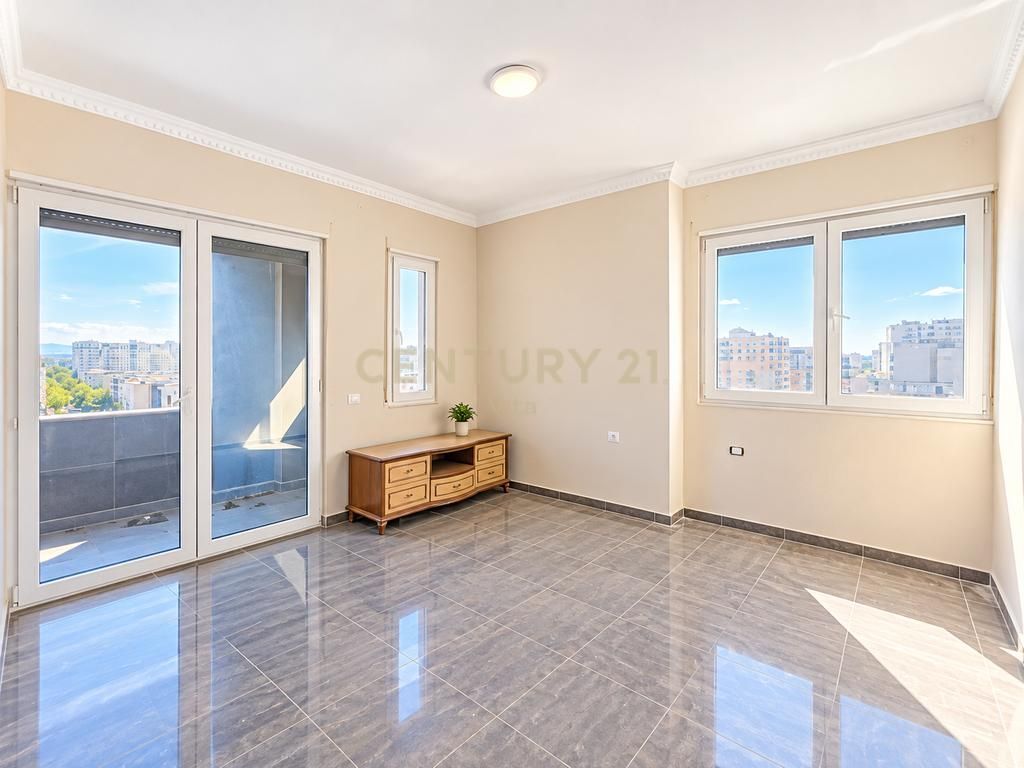 APARTAMENT 2+1+2 TUALETE + BALLKONE ME PAMJE TE LIRE ORJENTIM JUG-LINDJE-PERENDIM GJITH KOHES DRITE ,TEK STADIUMI !!