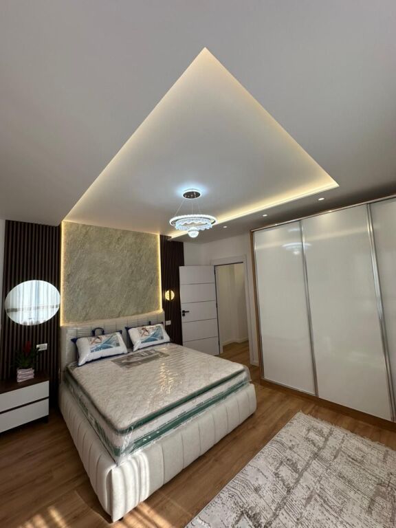 Shitet apartament 2+1 te pallati me shigjeta
