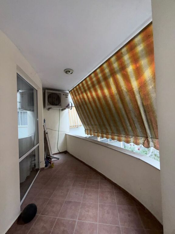 Shitet apartament 4+1 tek Pallatet Cabej