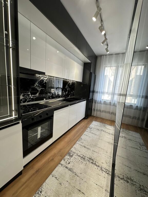 Shitet apartament 2+1 te pallati me shigjeta