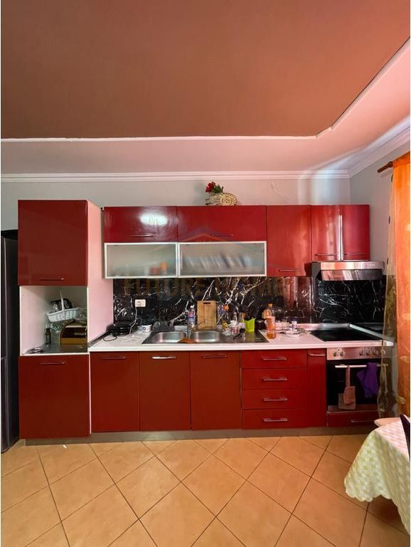 Shitet Apartament 1+1, Rruga e Thesarit, Fresk