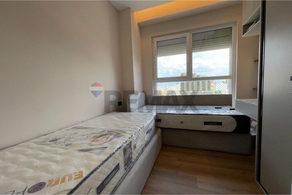 Shitet Apartament 2+1 Tek Aura Laprake