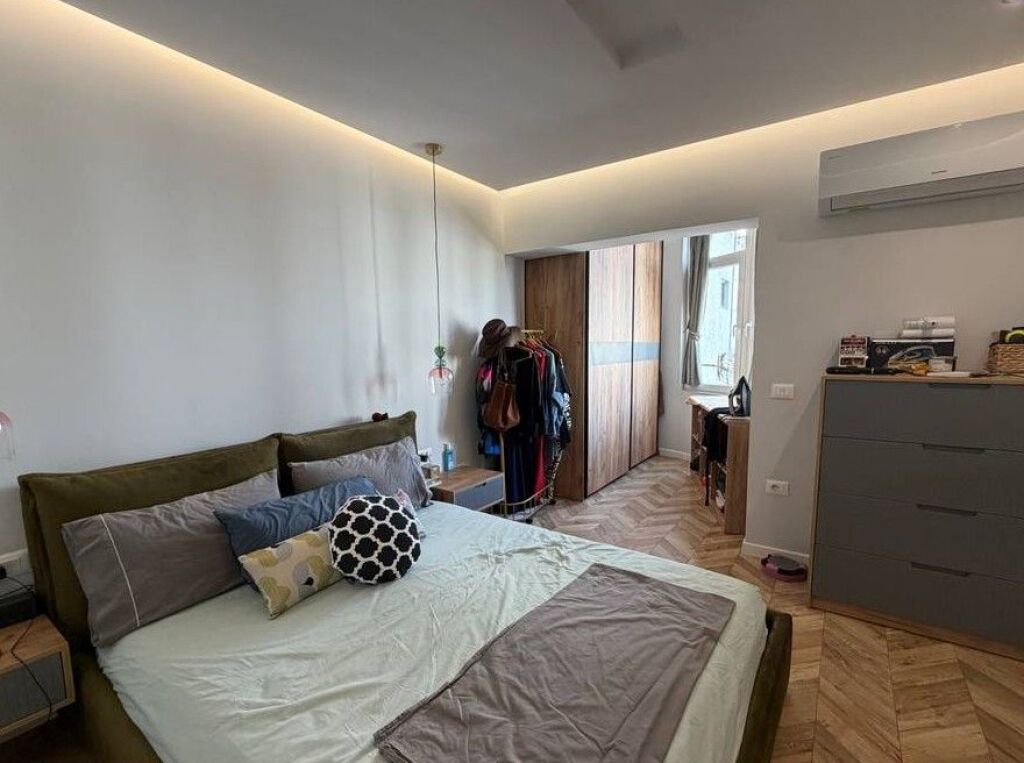 2+1 apartment for sale near Komuna e Parisit