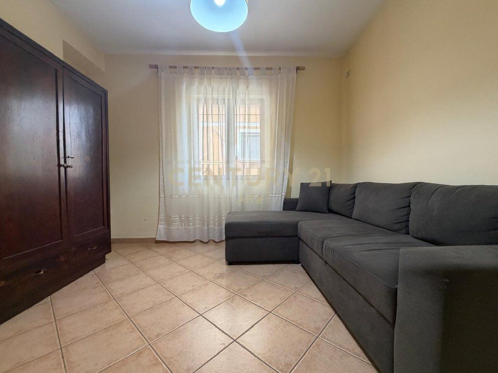 Jepet me qira apartament 2+1 tek Rruga e Kavajes!