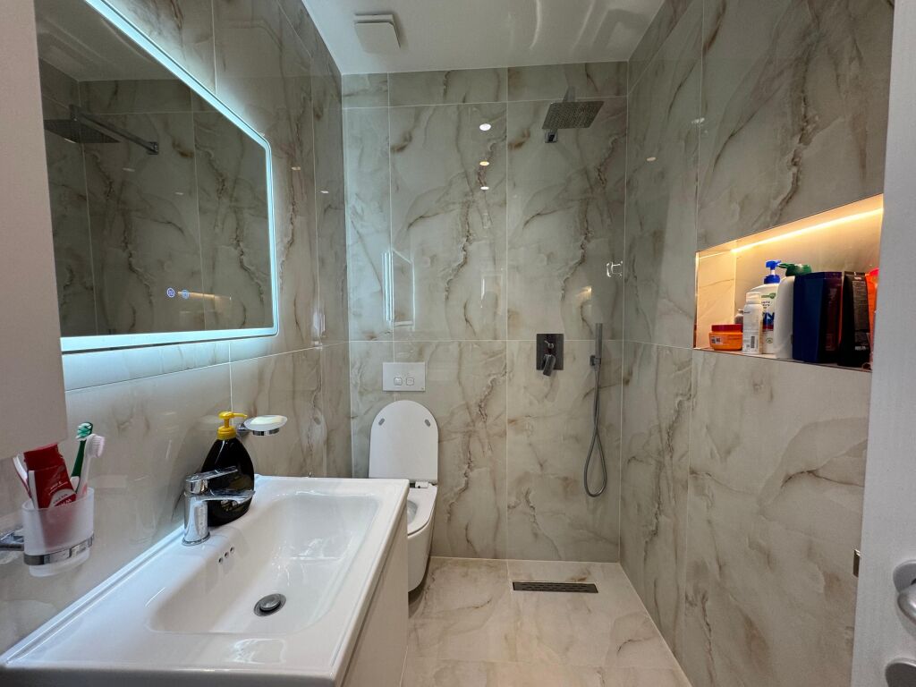 Shitet Apartament 2+1