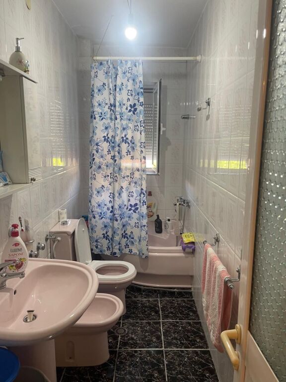 Jepet me qira apartament 2+1 në qendër të Tiranës