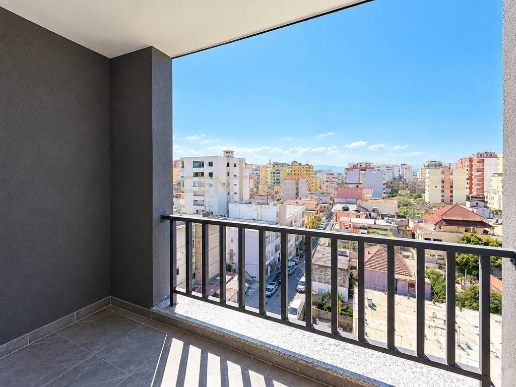 APARTAMENT 2+1+2 TUALETE + BALLKONE ME PAMJE TE LIRE ORJENTIM JUG-LINDJE-PERENDIM GJITH KOHES DRITE ,TEK STADIUMI !!
