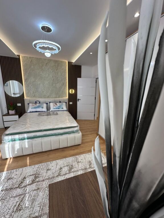 Shitet apartament 2+1 te pallati me shigjeta
