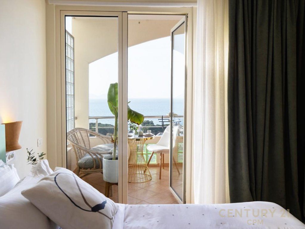 Shitet apartament me pamje nga deti ne Vlore