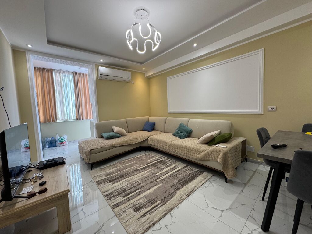 Shitet Apartament 2+1