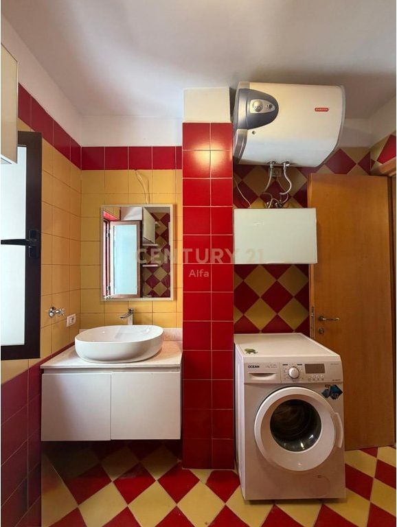 Jepet me qira apartament 2+1 tek Rruga e Kavajes!