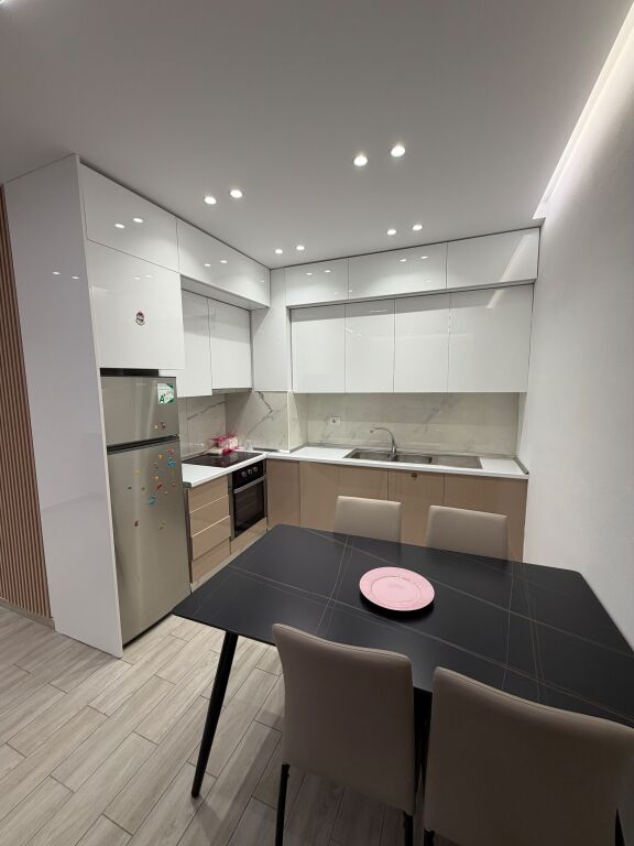 🏠 APPARTAMENTO 1+1 IN AFFITTO  📍 Vicino alla Stazione Ferroviaria, Via Haxhi Hysen Dalliu 🏢 5° Piano 🛗 Palazzo con ascensore 💰 Prezzo: 80.000 lek/mese  📞 Per maggiori informazioni, contattare in privato.