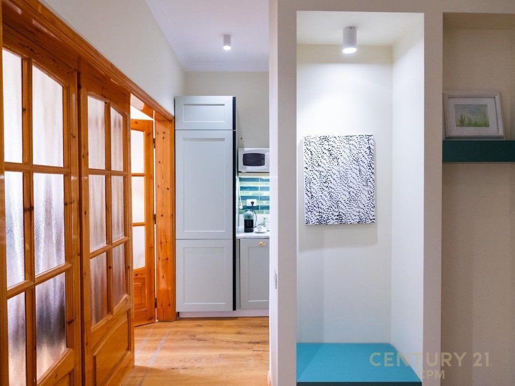Shitet apartament me pamje nga deti ne Vlore