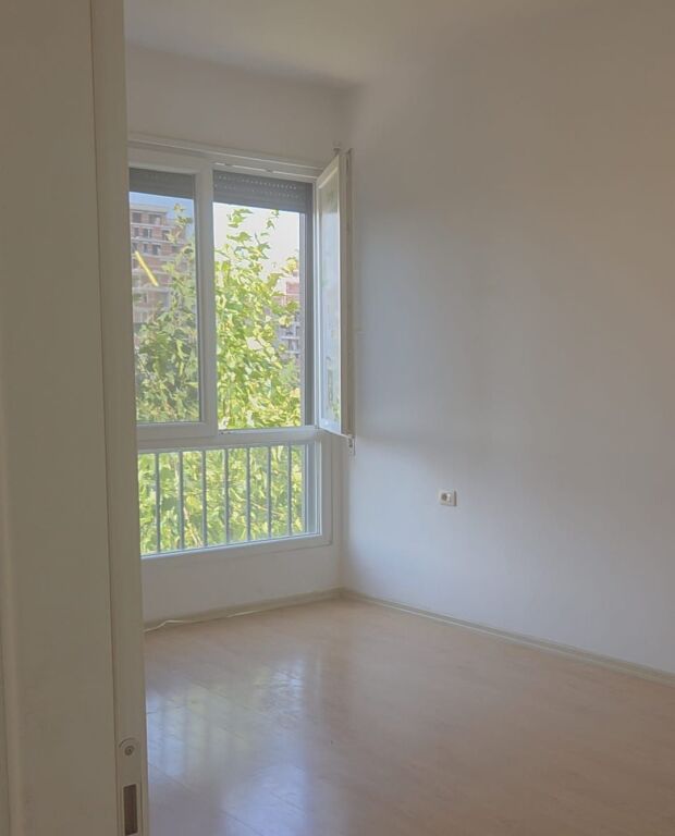 Qera | Ambjent Biznesi | Rruga 5 Maji | 450 €/muaj