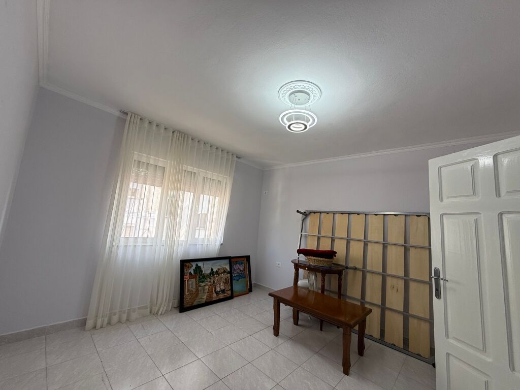 Jepet me qira apartament 3+1 në Bulevardin Zogu I, pas Fakultetit të Shkencave.