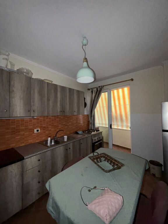 Shitet apartament 4+1 tek Pallatet Cabej