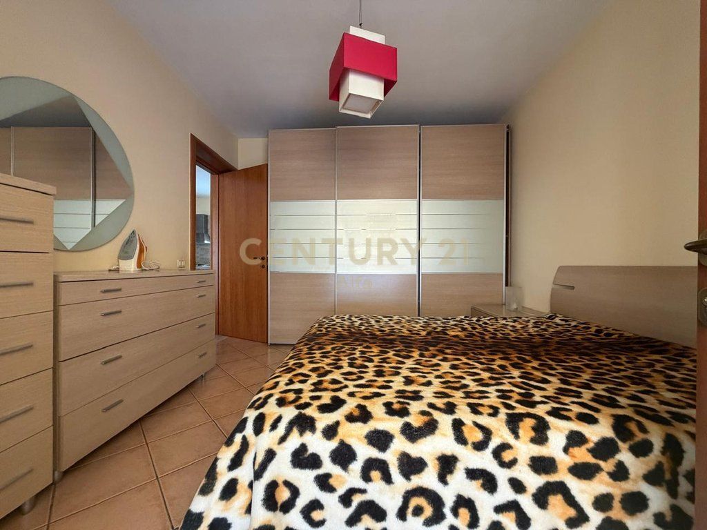 Jepet me qira apartament 2+1 tek Rruga e Kavajes!