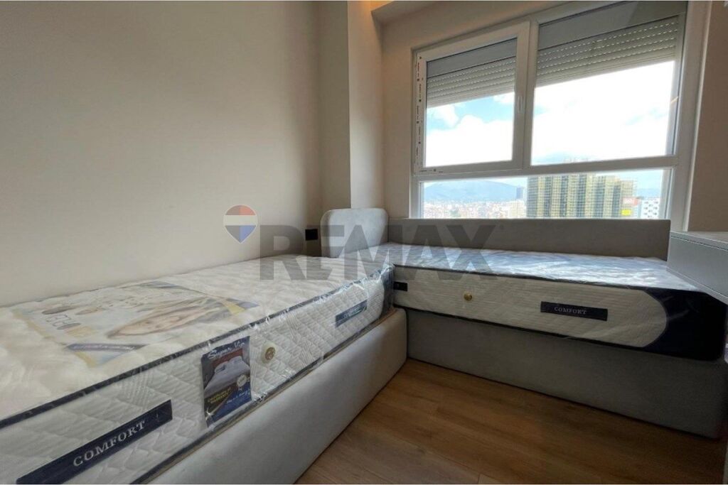 Shitet Apartament 2+1 Tek Aura Laprake