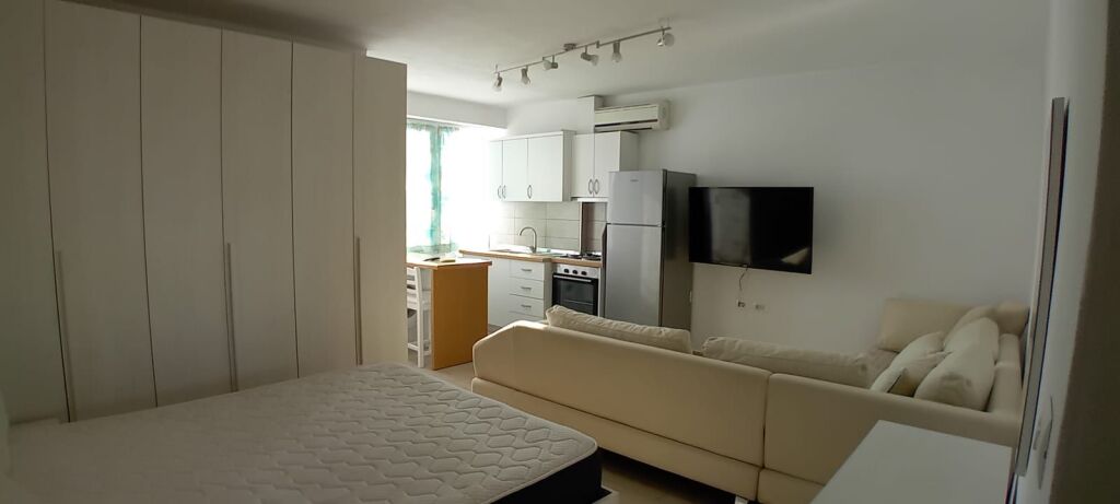 A pochi minuti dall'incrocio della Strada 5 Maji, si affitta monolocale di 50m2, arredato, 40.000 Leke