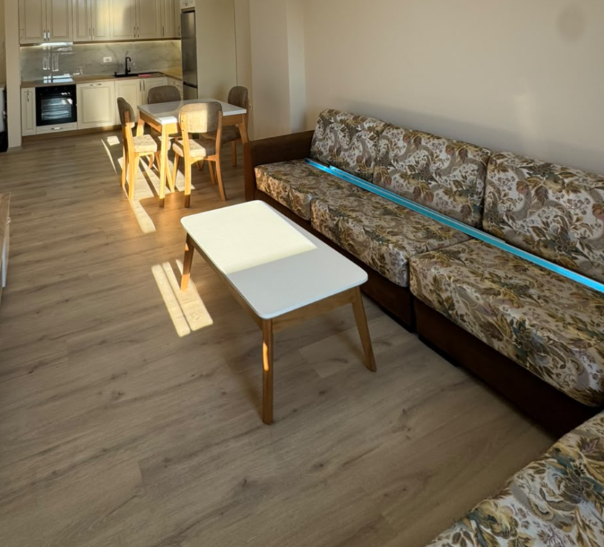 Jepet apartament 1+1 i pa banuar me pare me qira tek Rruga 5 Maji !! 50.000 Leke !!