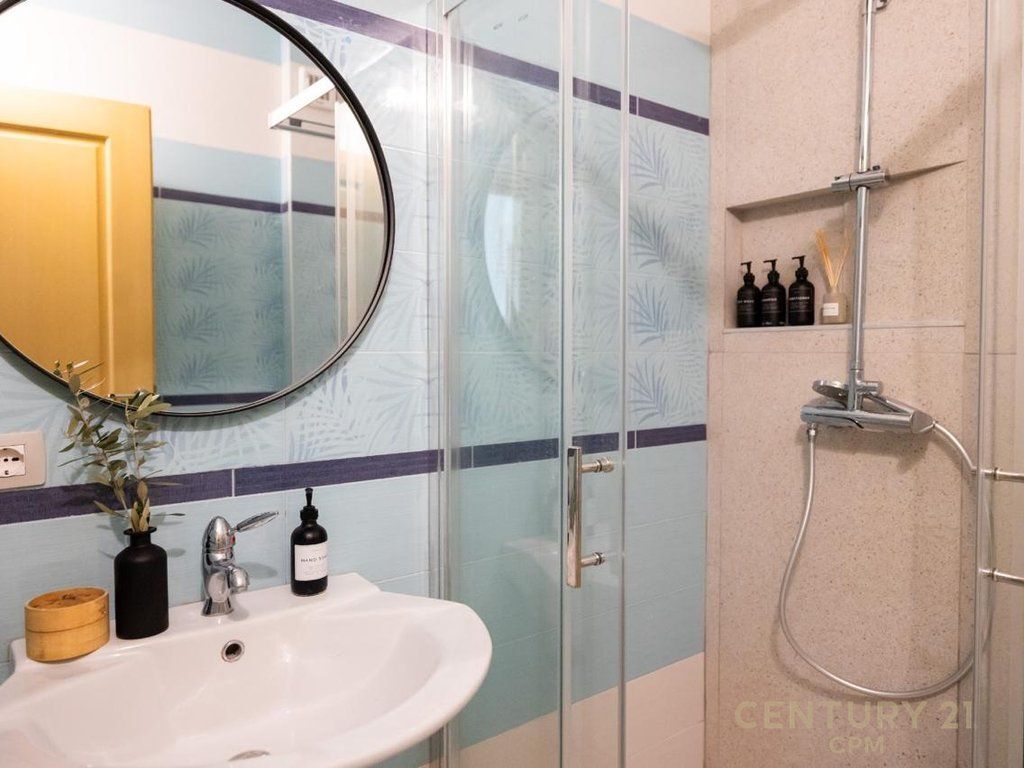 Shitet apartament me pamje nga deti ne Vlore 175,000 €